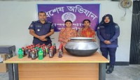 মান্দায় চোলাই মদসহ দুই নারী মাদক কারবারি আটক